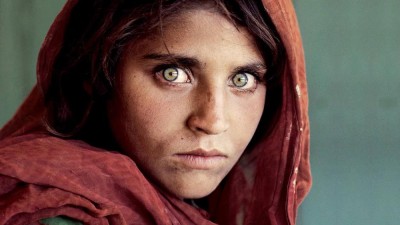 Paquistão vai libertar e deportar afegã que foi capa da National Geographic
