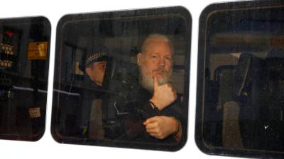 Parlamentares britânicos querem que Assange responda por violação na Suécia