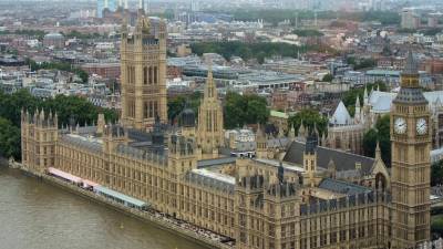 Parlamento britânico vota hoje adiamento curto ou longo do Brexit
