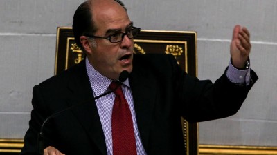 Parlamento da Venezuela denuncia golpe de estado e convoca reunião de urgência