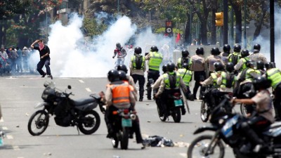 Parlamento venezuelano chama militares à reflexão e pede fim da repressão