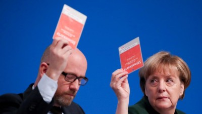 Partido de Angela Merkel quer revogar dupla nacionalidade aos filhos de imigrantes