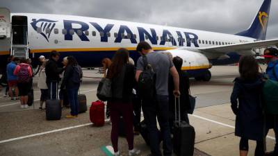 Passageiros não prioritários da Ryanair passarão a pagar segunda bagagem de mão