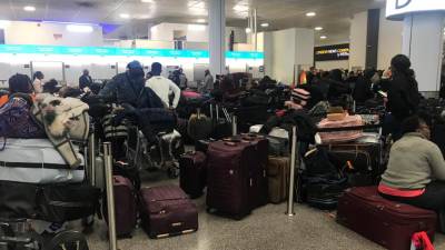 Passageiros recusam-se a abandonar aeroporto de Gatwick apesar do seu encerramento