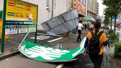 Passagem de tufão causa dezenas de feridos no Japão, 930 mil casas sem energia