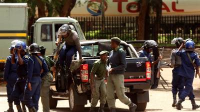 Pelo menos 12 mortos na repressão dos protestos no Zimbabué