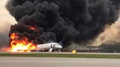 Pelo menos 13 mortos em avião que se incendiou num aeroporto da Rússia