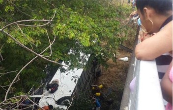 Pelo menos 15 mortos em queda de autocarro de uma ponte no Panamá
