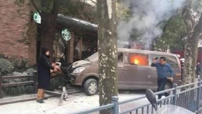 Pelo menos 18 feridos em acidente com camioneta em chamas no centro de Xangai