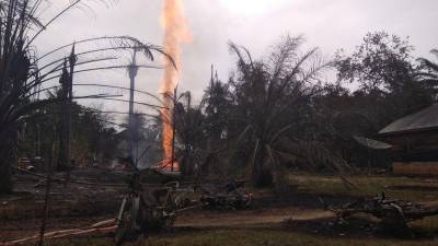 Pelo menos 18 mortos num incêndio num poço de petróleo ilegal na Indonésia