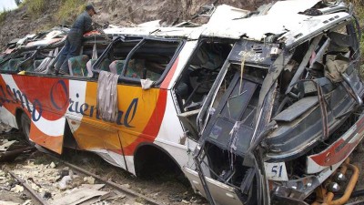 Pelo menos 20 mortos em colisão com autocarro no Equador