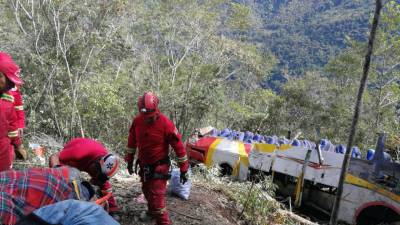 Pelo menos 25 mortos devido a queda de autocarro numa ravina, na Bolívia