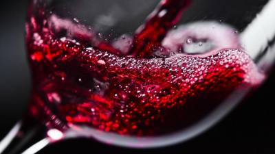 Pelo menos 28 pessoas morreram por consumir álcool adultrado na Indonésia