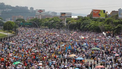 Pelo menos três mortos e 12 feridos em manifestações pró e contra Governo na Venezuela