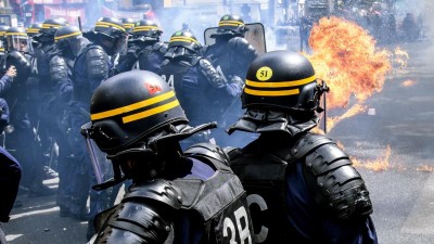 Pelo menos três polícias feridos em confrontos no desfile do 1º de Maio em Paris