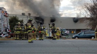 Pelo menos um morto após explosões e incêndio em fábrica de cosméticos nos EUA