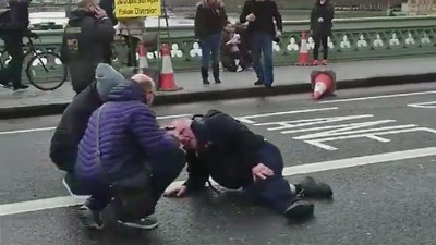 Pelo menos uma mulher morreu atropelada na ponte de Westminster
