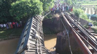 Pelos menos quatro mortos e 65 feridos em acidente ferroviário no Bangladesh