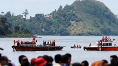 Pelos menos três mortos e 34 desparecidos em incêndio de ‘ferry’ na Indonésia