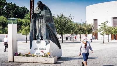 Peregrinos regressam a Fátima de máscara e com fé inabalável