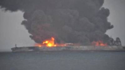 Petroleiro iraniano que se incendiou na costa chinesa está em risco de explodir