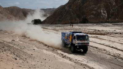 Piloto russo de camiões expulso do Dakar por atropelar espectador e omitir auxílio