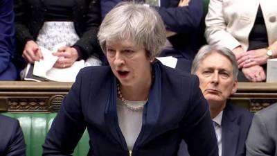 PM britânica promete negociar com partidos para desbloquear acordo de saída
