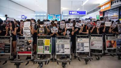 Polícia abandona aeroporto de Hong Kong, voos restabelecidos e manifestantes dispersam