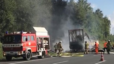 Polícia alemã teme muitos mortos em incêndio de autocarro após colidir com camião