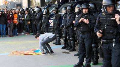 Polícia anti-motim forçada a intervir para desbloquear autoestrada cortada na Catalunha