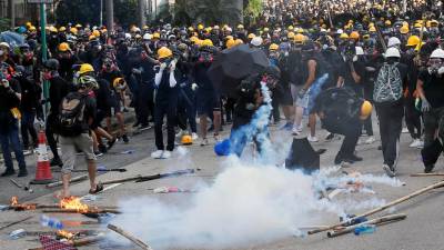 Polícia antimotim dispersa manifestantes em Hong Kong com gás lacrimogéneo
