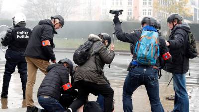 Polícia belga ‘responde’ com gás lacrimogéneo a manifestantes da ‘Marcha contra Marraquexe’