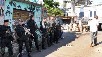 Polícia brasileira realiza operação contra o tráfico de droga em favela do Rio de Janeiro