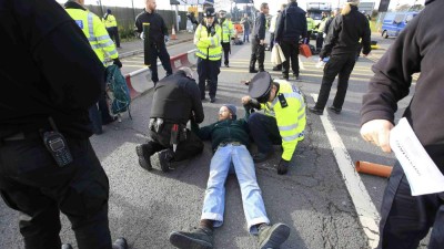 Polícia britânica detém 15 manifestantes junto ao aeroporto de Heathrow