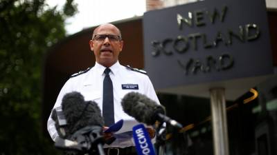 Polícia britânica procura recipiente com substância tóxica que matou mulher
