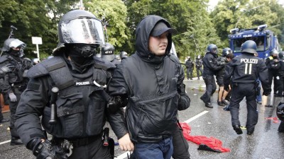 Polícia de Hamburgo eleva a 111 agentes feridos e 44 detenções em distúrbios antes de cimeira