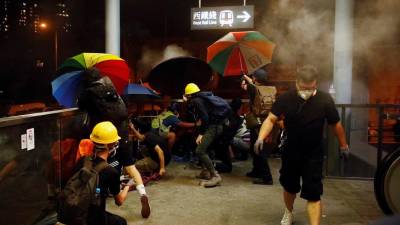 Polícia de Hong Kong dispara balas de borracha contra manifestantes