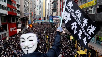 Polícia de Hong Kong efectua 11 detenções e apreende armas antes de manifestação