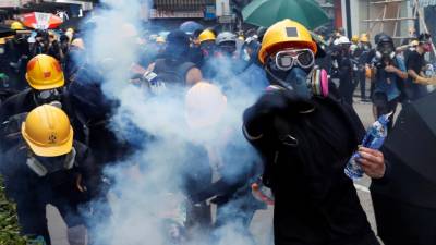 Polícia de Hong Kong lança gás lacrimogéneo para dispersar manifestantes