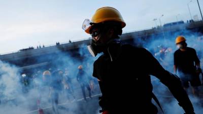 Polícia de Hong Kong lança gás lacrimogéneo sobre manifestantes