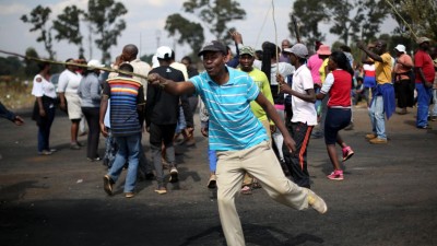 Polícia dispara balas de borracha no terceiro dia de protestos na África do Sul