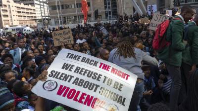 Polícia dispersa manifestação contra violência de género na África do Sul