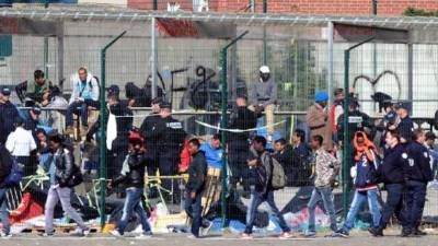 Polícia emprega força excessiva contra requerentes de asilo e imigrantes em Calais