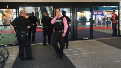 Polícia esfaqueado em aeroporto nos Estados Unidos, possível caso de terrorismo