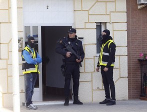 Polícia espanhola detém dois indivíduos em operação antiterrorista em Barcelona
