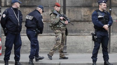 Polícia francesa faz busca em edifício no centro de Paris após ataque