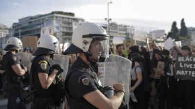 Polícia grega lança gás lacrimogéneo numa marcha contra violência