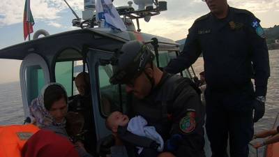 Polícia Marítima portuguesa resgata 35 migrantes na Grécia