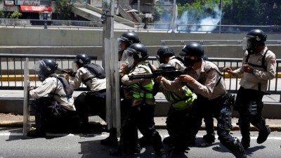 Polícia reprime manifestação da oposição em Caracas pela terceira vez numa semana