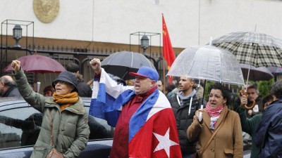 Polícia separa defensores e opositores de regime cubano em Madrid